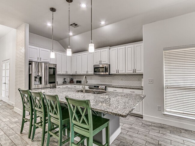 Foto del edificio - Beautiful Home in North Rose Lake + 5 Bedrooms + Deer Creek Schools + Storm Shelter