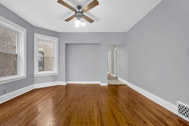 Foto del edificio - 5015 W Montrose Ave