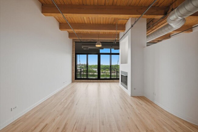 Building Photo - 1250 W Van Buren St