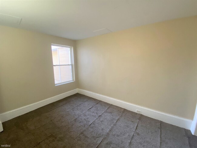 Building Photo - 2 br, 1 bath 4plex - 121 N Pleasant St