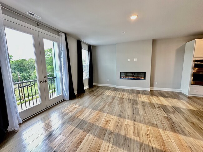 Sala de estar con balcón Julieta - 1253 S Blount St