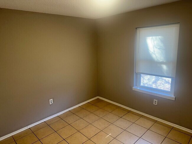Building Photo - 5280 Longwood Cove