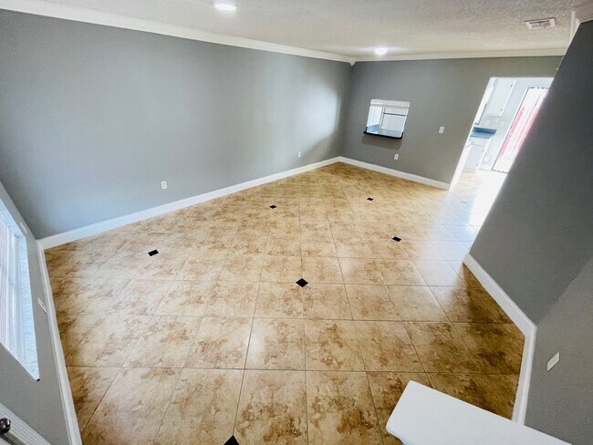 Building Photo - 2/1.5 Condo in East Orlando 6 miles from t...