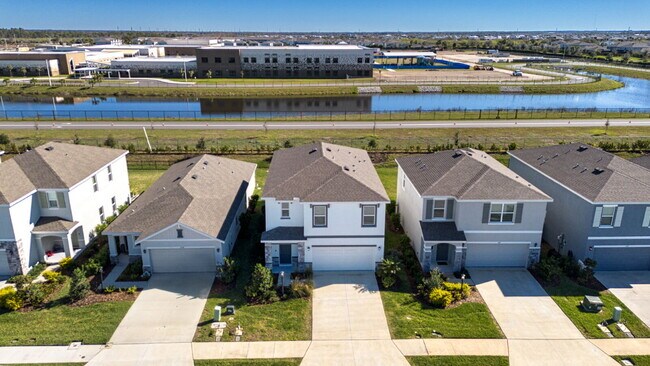 Building Photo - Spacious 5-Bed Retreat with Granite Elegance in Lakewood Ranch
