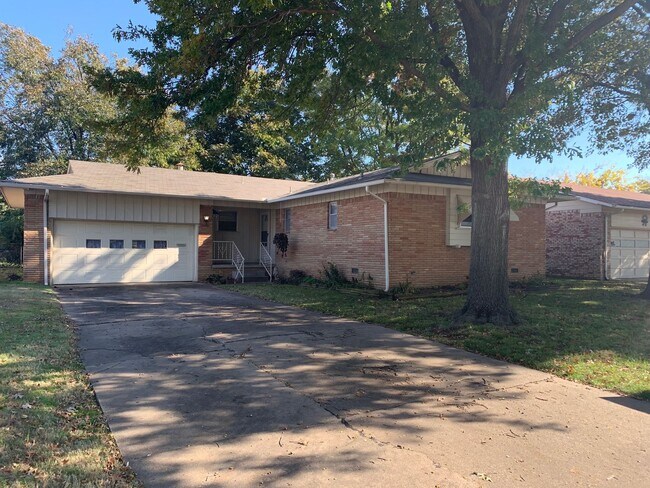 Building Photo - Cute, Cozy & Move-In READY!