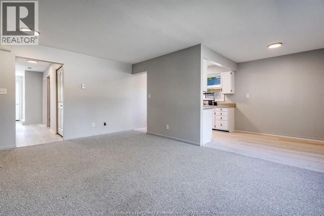 Building Photo - 25 Hillview Crescent