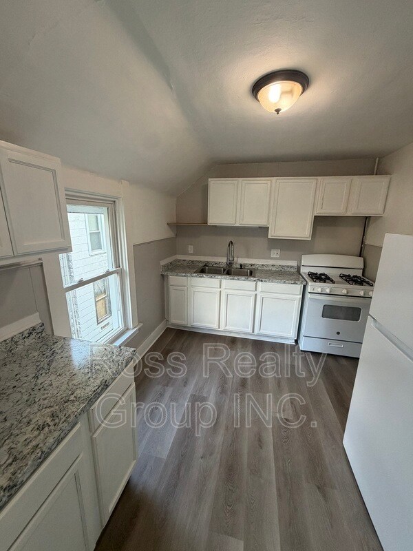 Building Photo - 1121 Delence St