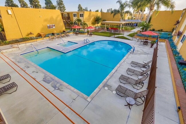 Piscina climatizada y spa - Whiffle Tree Apartments