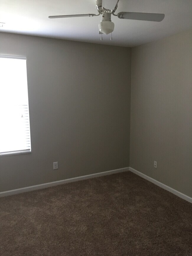 Building Photo - 3 bedroom/ 2.5 bath spacious home in Nolen...