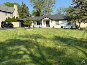 Building Photo - 2055 Walnut Cir