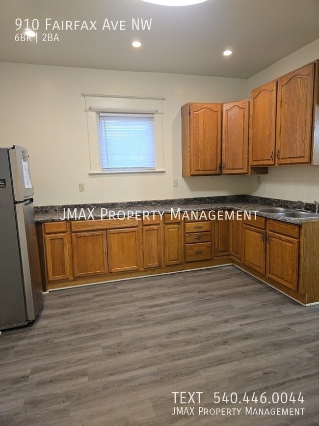 Building Photo - 910 Fairfax Ave NW