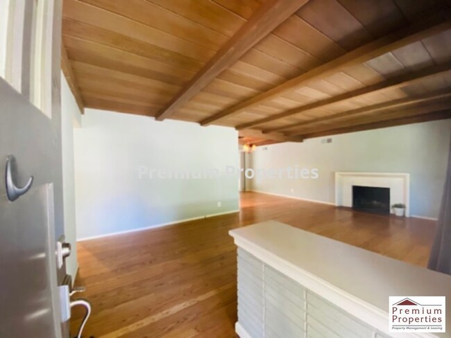 Building Photo - 180 Ivy Dr