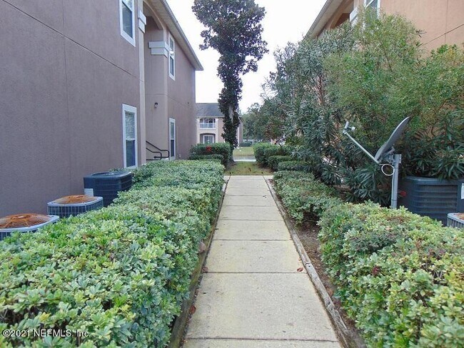 Building Photo - 9690 Amarante Cir