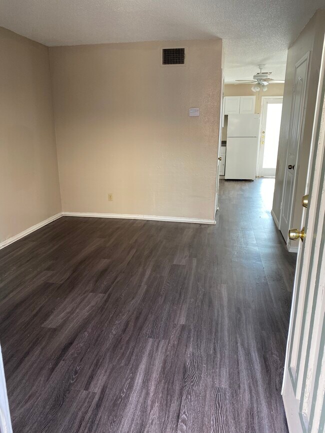 Viviendo - 10619 Starcrest Dr