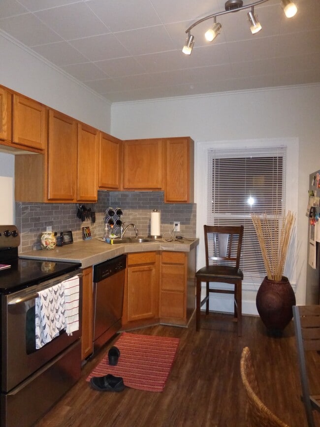 Kitchen - 204 Northeast 5th Avenue