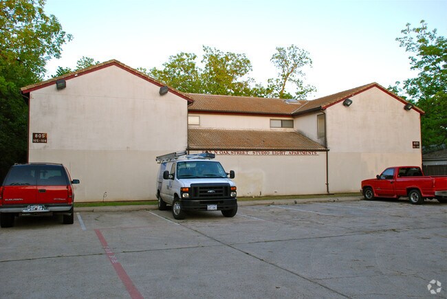 Foto del edificio - 805 N Oak St