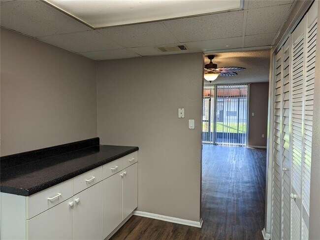 Foto del edificio - 809 Russell Ln