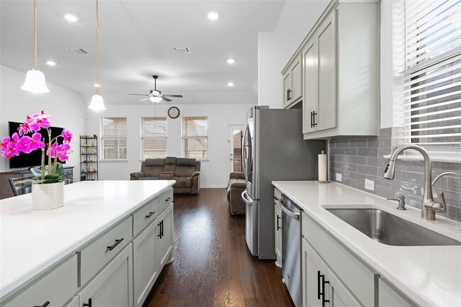 Building Photo - 303 Eagle Ford Dr