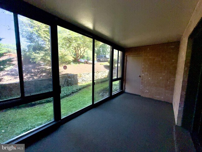 Foto del edificio - 500 N Lemon St