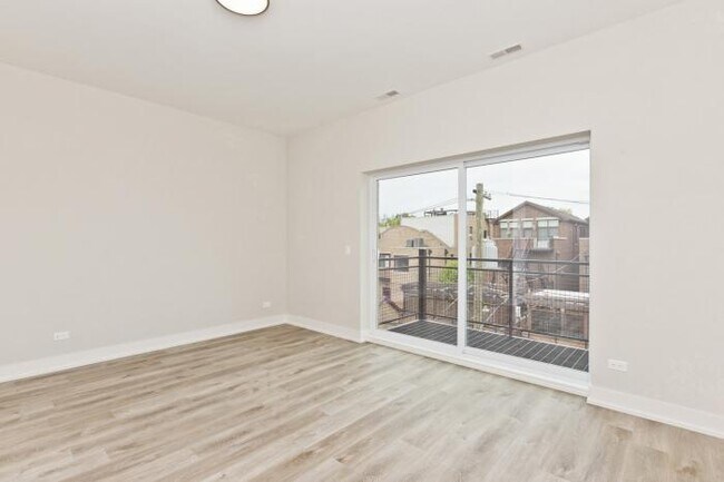 Foto del edificio - 5 bedroom in Chicago IL 60614