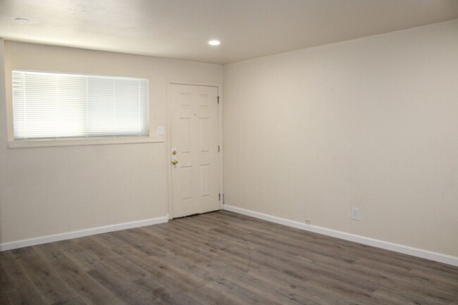 Building Photo - 527 Vaqueros Ave