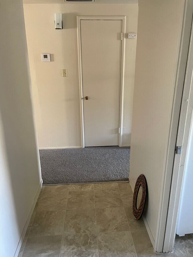 Foto del edificio - Charming Pet Friendly 3-Bedroom in Quiet C...