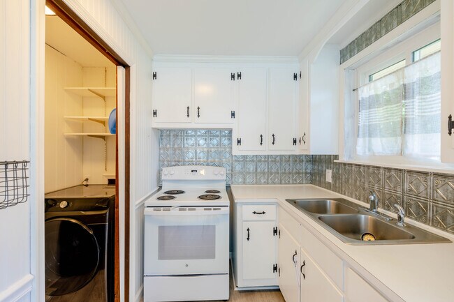 Kitchen - 512 Orange Factory Rd