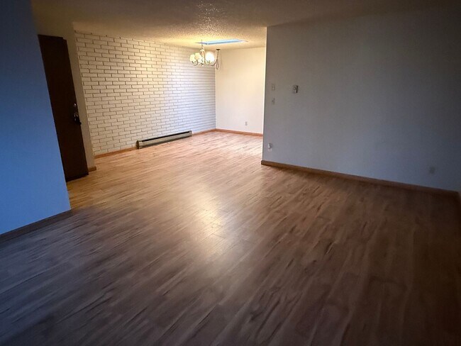 Foto del edificio - Charming Retro-Style 2BR in Prime Downtown Location