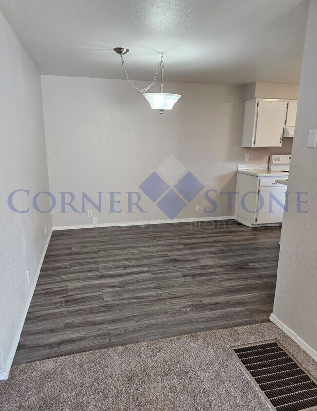 Building Photo - Move In Today! Wonderful Duplex in Nampa!