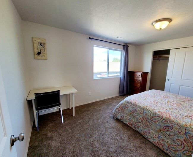 Room- Lake 3 - 8295 Diamond Point Cir NE