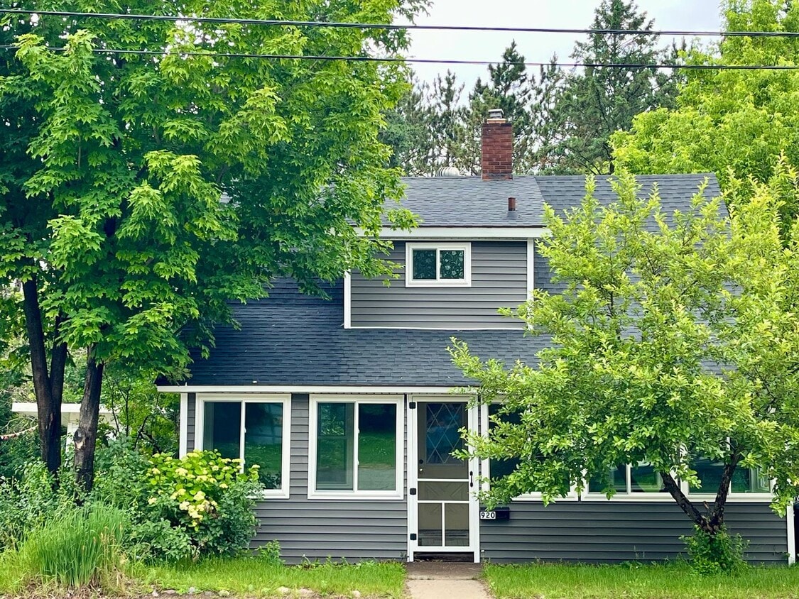 Primary Photo - 3 bed 1 bath single family home in Rhinela...