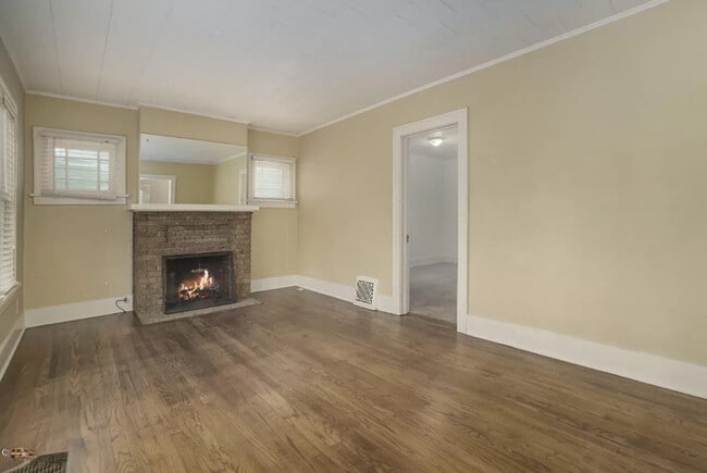 Foto del edificio - $1450- 2 Bedroom home, Renovated, NEW PICT...