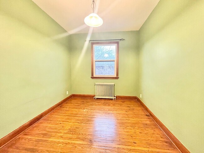 Building Photo - 2 BED - 1 BATH - ST. CATHERINES - APARTMENT BUILDING