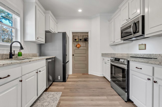 Building Photo - 111 Edinborough Dr