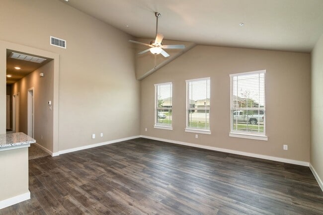 Foto del edificio - AVAILABLE NOW! GORGEOUS 3 BEDROOM FOUR PLEX LOCATED IN MIDLOTHIAN ISD!