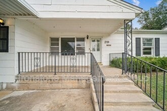 Building Photo - 219 E 45th Ct