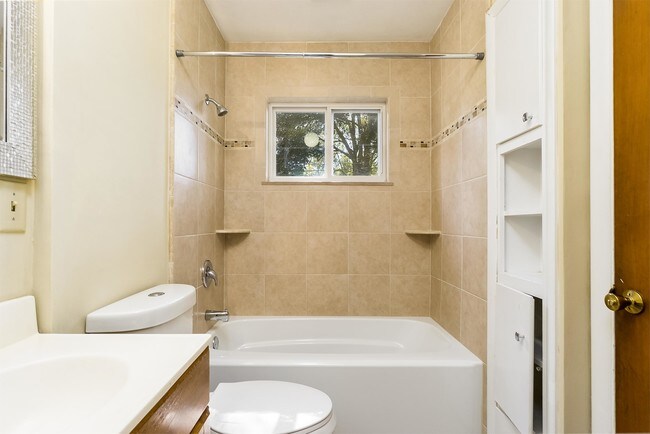 Building Photo - 2559 Shrewsbury Rd