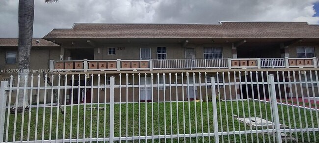 Foto del edificio - 301 NW 177th St