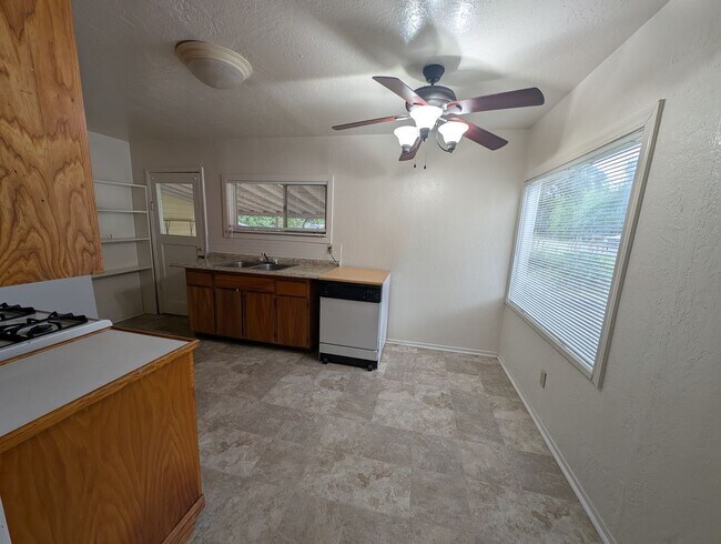 Foto del edificio - 2 bedroom one bath House in Shasta Lake