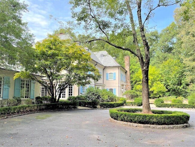 Foto del edificio - 2485 W Wesley Rd NW