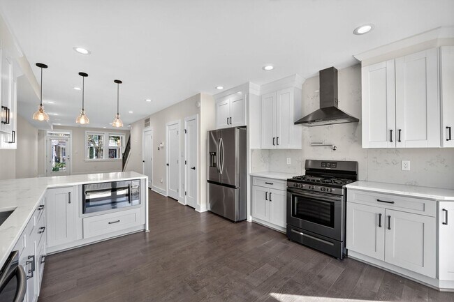 Building Photo - Available Now! 3 Bed 3.5 Bed in Brightwood...