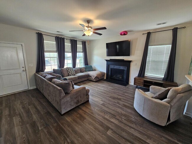 Foto del edificio - 819 Queenshire Ln