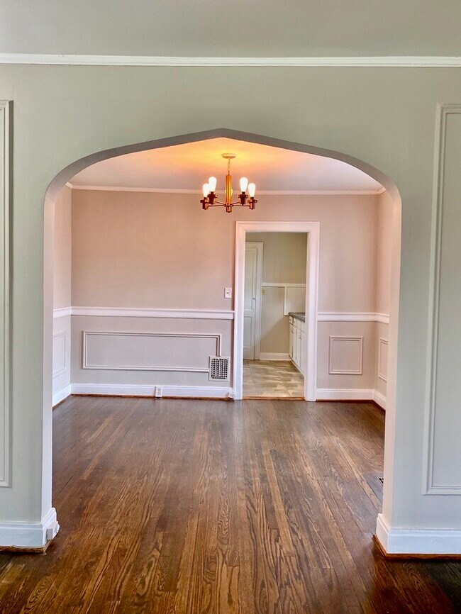 Building Photo - Charming 1930s 3/1 Cottage in WeHo!