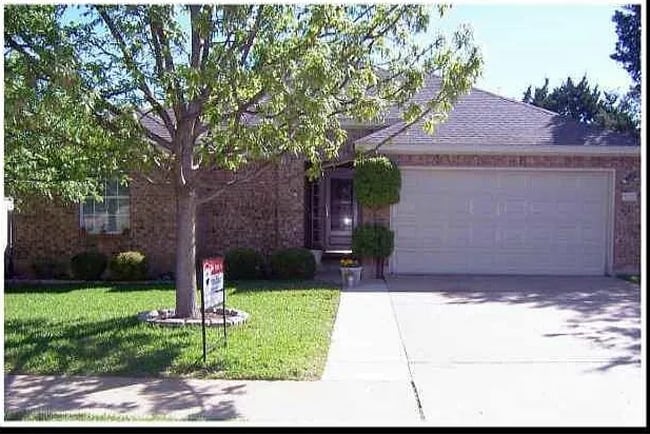 Building Photo - 1904 Hollow Ridge Dr