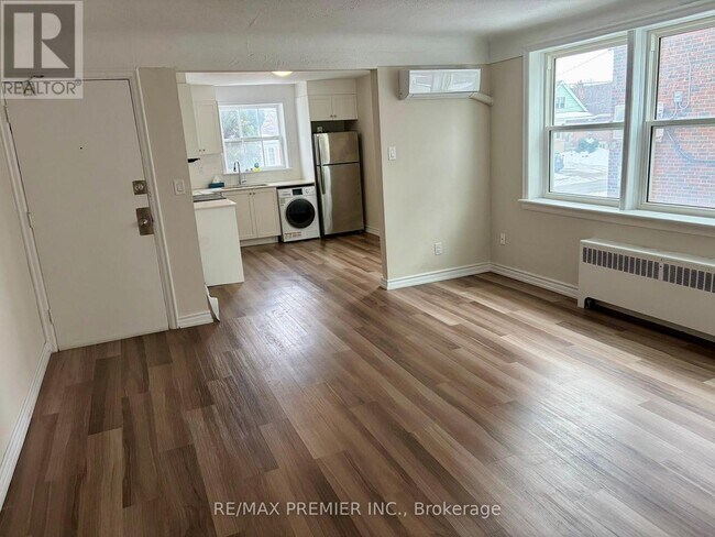 Photo du bâtiment - 10 Crosthwaite Ave S