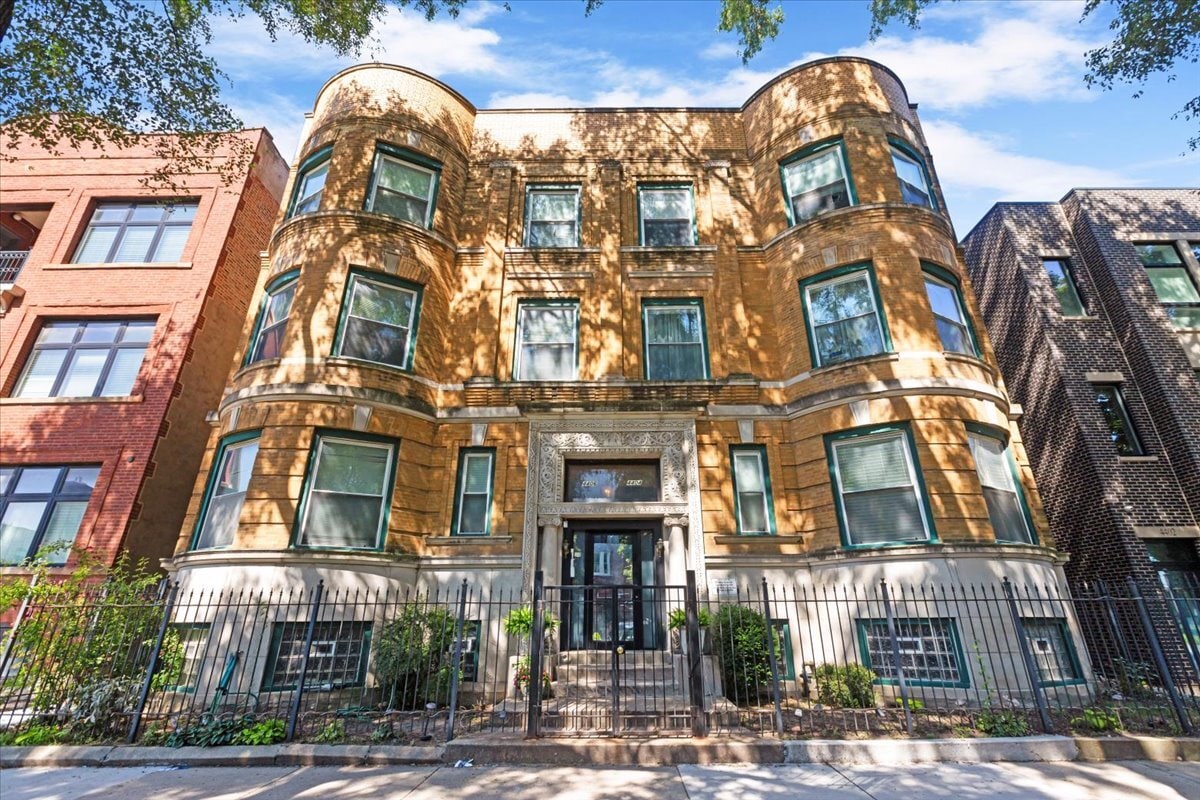 Primary Photo - 4404 S Prairie Ave