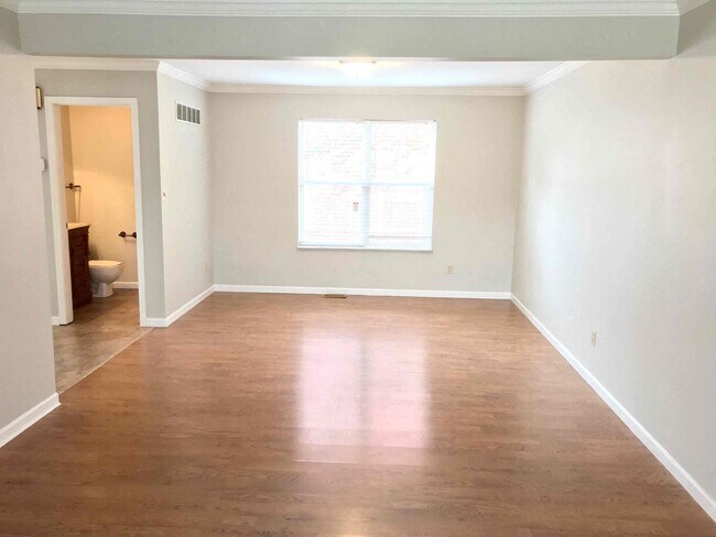 Foto del edificio - 9 Kingsmont Ct