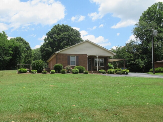 Building Photo - Brick Home located just outside of Hickory NC City Limits!