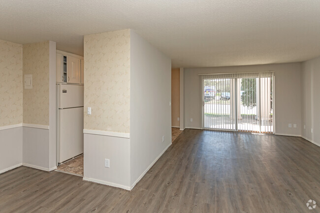 1BR, 1BA - 853SF - Charlton Park