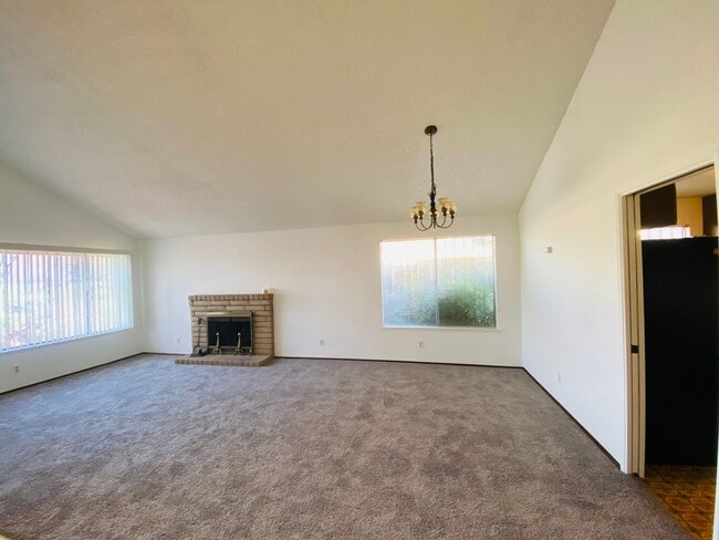 Building Photo - Cozy, Spacious & Super Clean Single Story ...